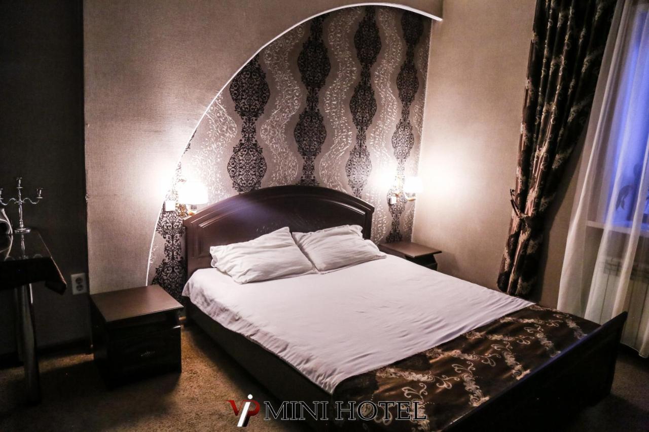 Vip Mini Hotel เซเมย์ ภายนอก รูปภาพ