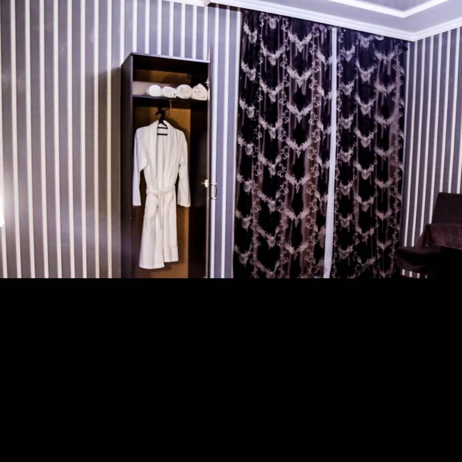 Vip Mini Hotel เซเมย์ ภายนอก รูปภาพ