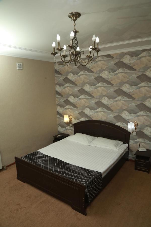 Vip Mini Hotel เซเมย์ ภายนอก รูปภาพ