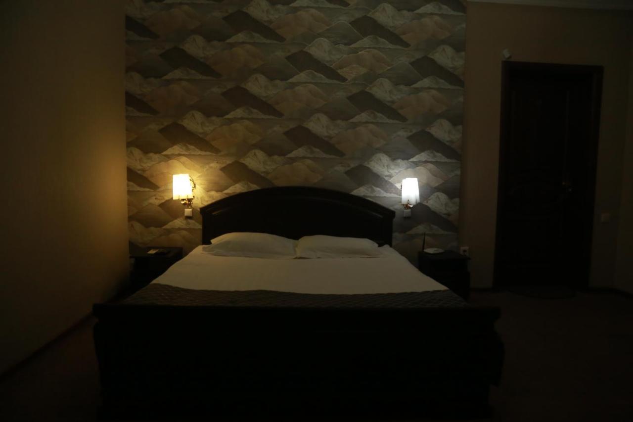 Vip Mini Hotel เซเมย์ ภายนอก รูปภาพ