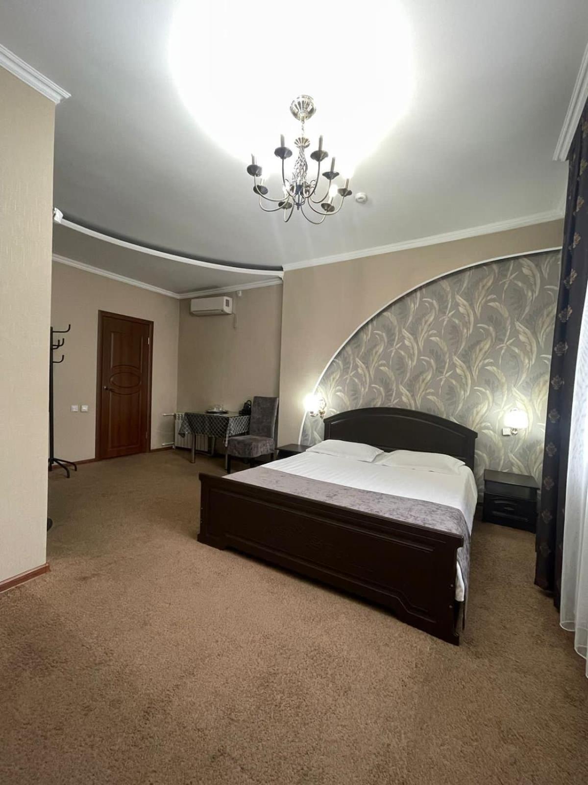 Vip Mini Hotel เซเมย์ ภายนอก รูปภาพ