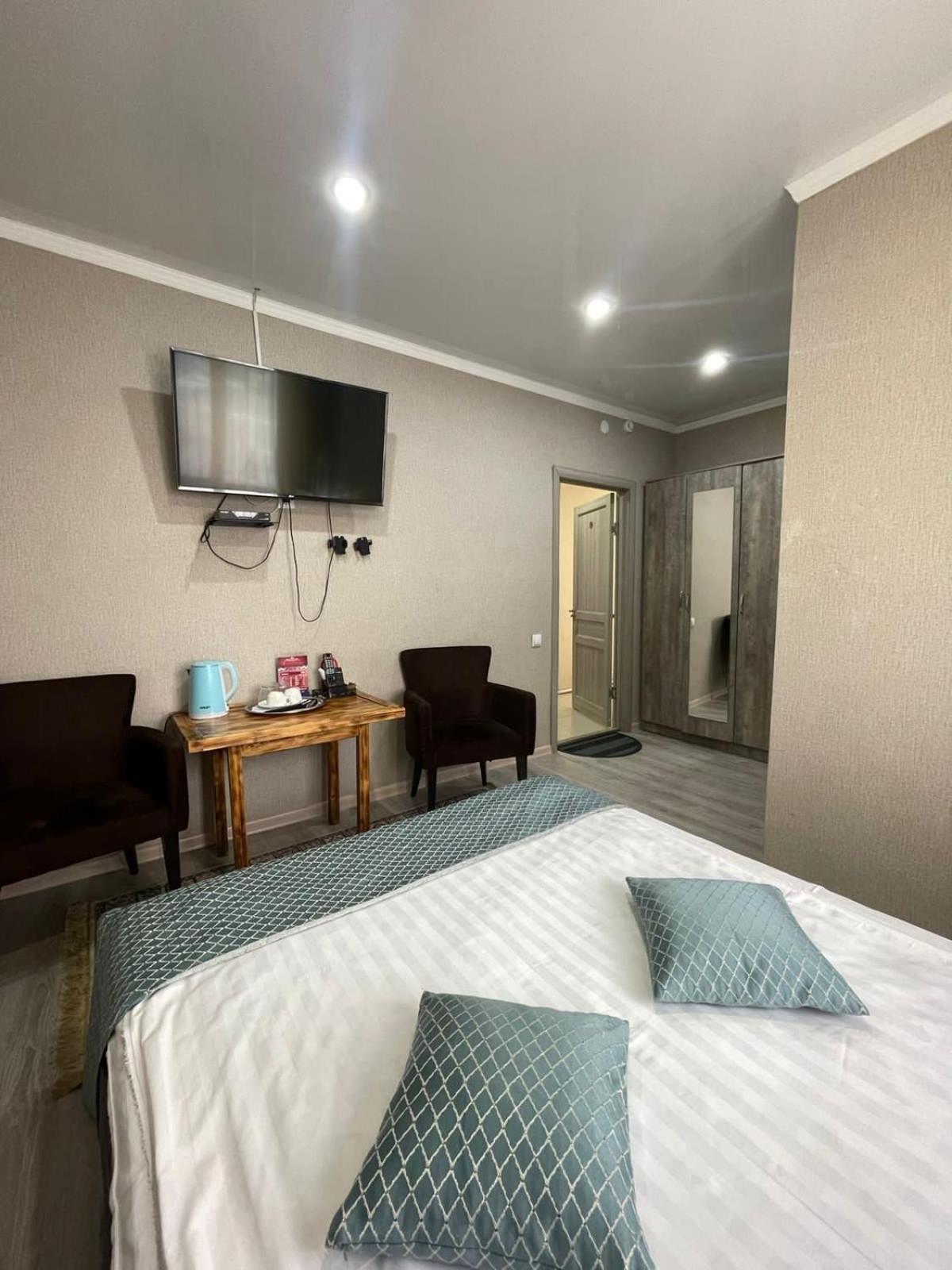 Vip Mini Hotel เซเมย์ ภายนอก รูปภาพ