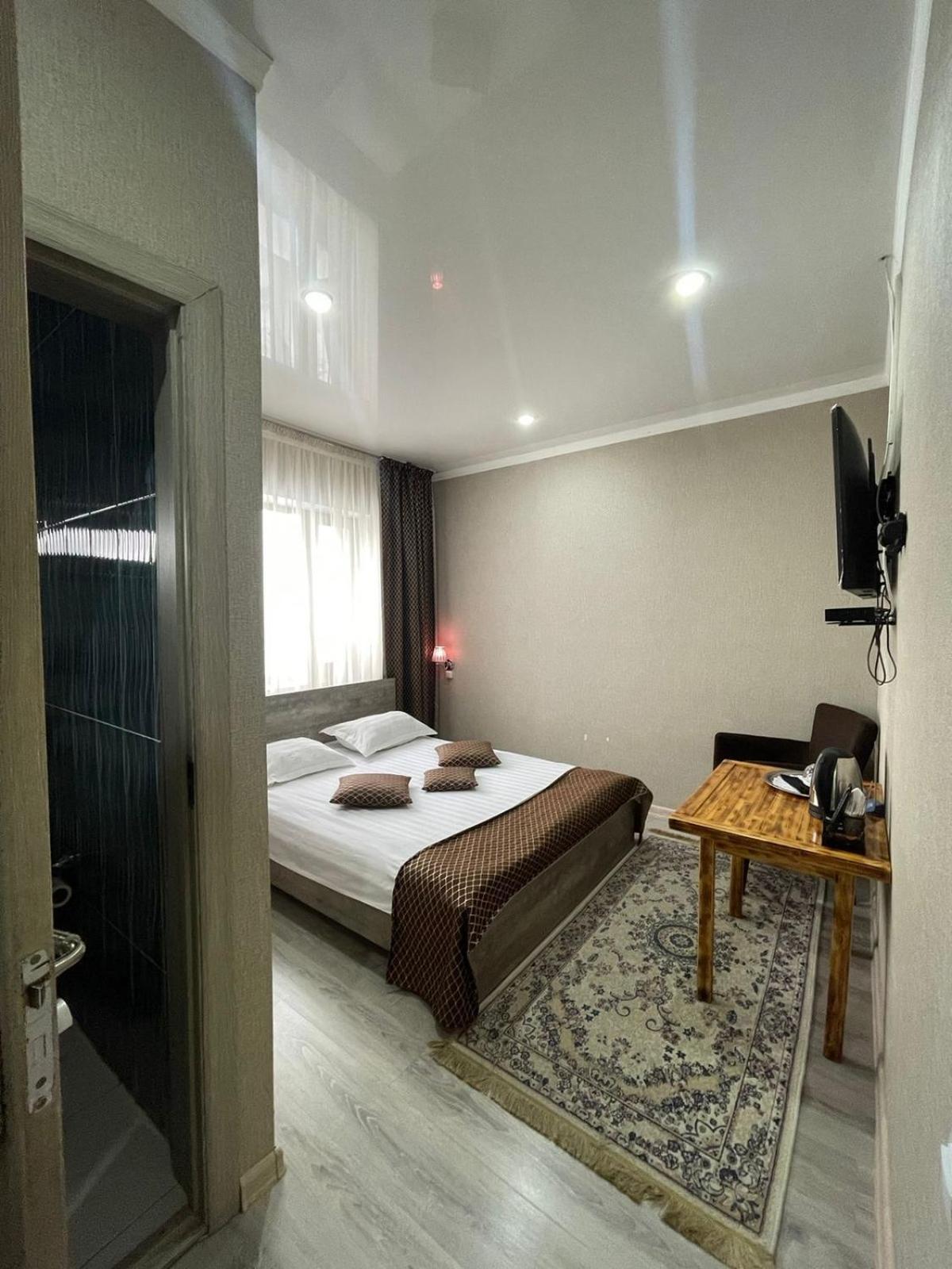 Vip Mini Hotel เซเมย์ ภายนอก รูปภาพ