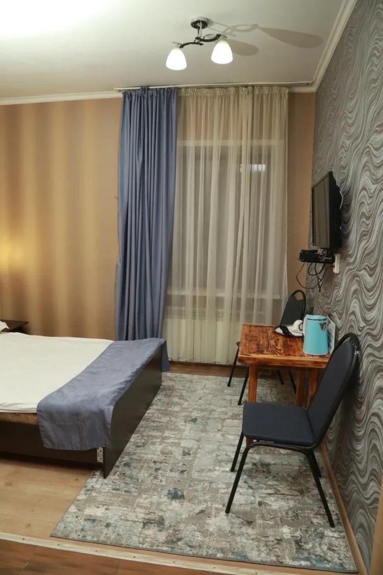 Vip Mini Hotel เซเมย์ ภายนอก รูปภาพ