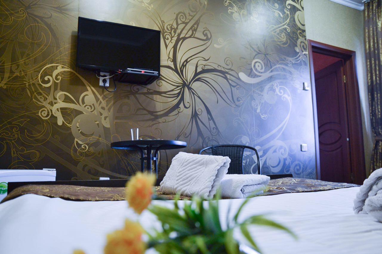 Vip Mini Hotel เซเมย์ ภายนอก รูปภาพ