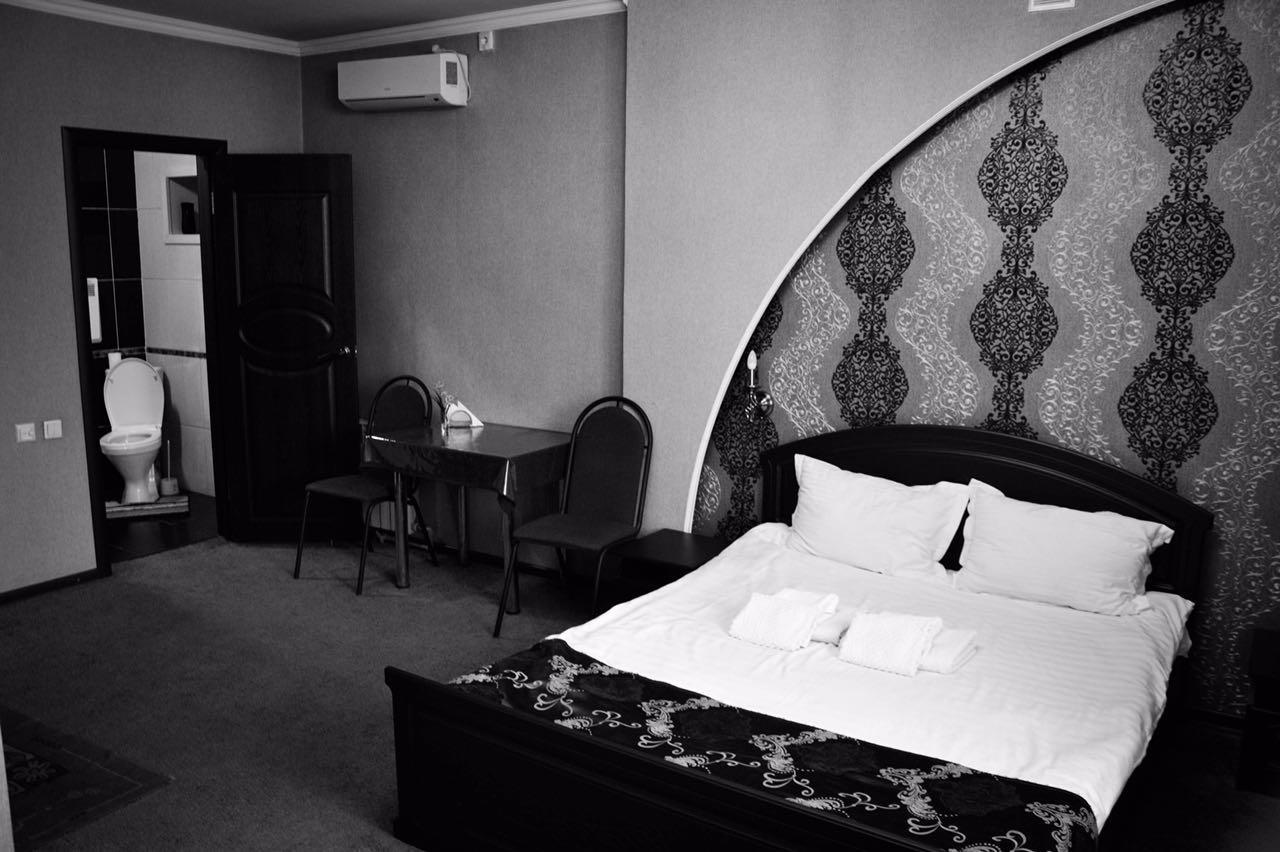 Vip Mini Hotel เซเมย์ ภายนอก รูปภาพ