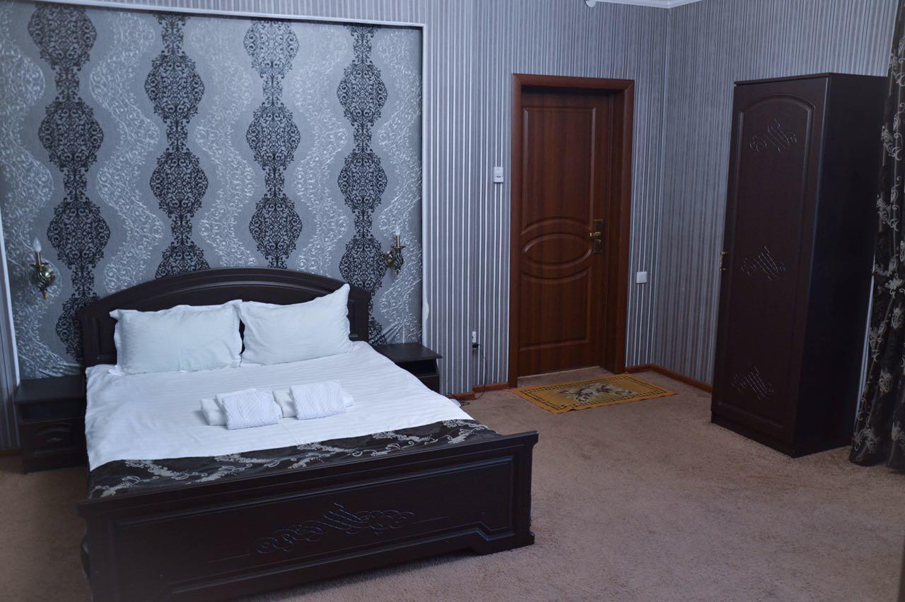 Vip Mini Hotel เซเมย์ ภายนอก รูปภาพ