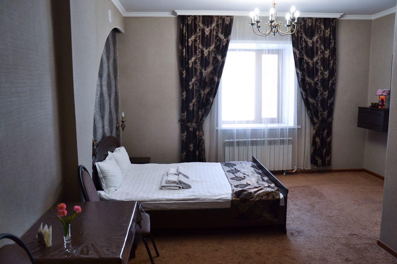 Vip Mini Hotel เซเมย์ ภายนอก รูปภาพ