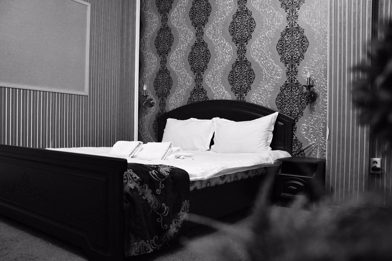 Vip Mini Hotel เซเมย์ ภายนอก รูปภาพ