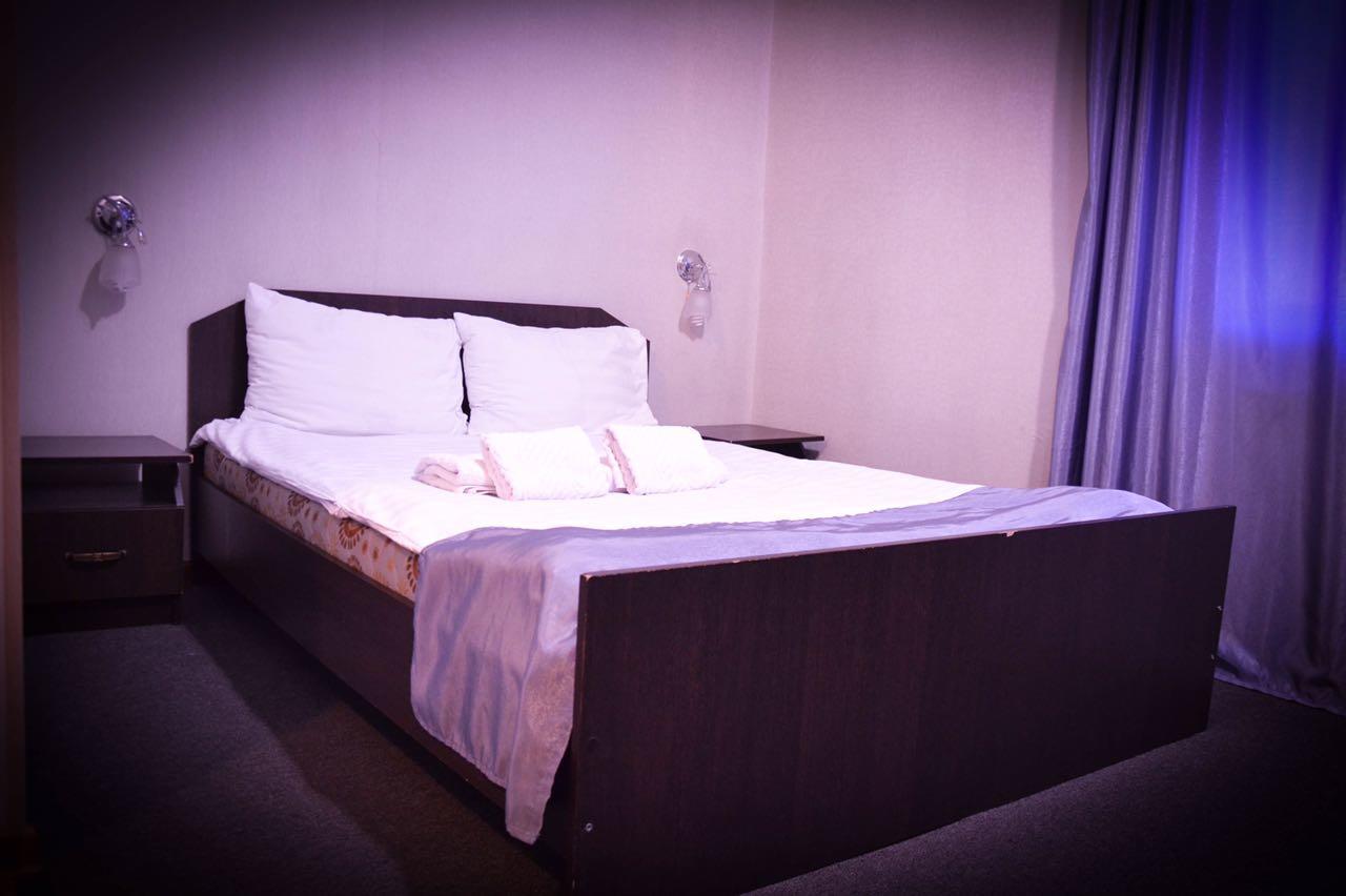 Vip Mini Hotel เซเมย์ ภายนอก รูปภาพ